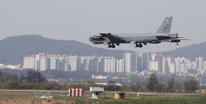 미국 공군의 전략폭격기 B-52H가 17일 오전 충북 청주공항에 도착하고 있다. 뉴시스