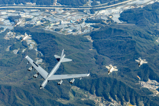 17일 미국 공군의 B-52H 전략폭격기와 한국 공군의 F-35A 전투기들이 한반도 상공에서 한미 연합공중훈련을 실시하고 있다. [공군 제공]