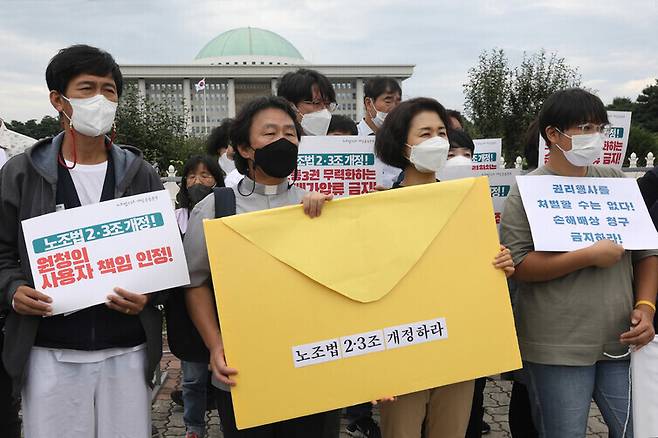 민주사회를위한변호사모임(민변)과 참여연대 등 노동·종교·법률·시민단체 대표 및 회원들이 2022년 9월14일 서울 여의도 국회 앞에서 ‘노조법 2.3조 개정(일명 노란봉투법)운동본부’ 출범 기자회견을 열고 노동 3권을 무력화하는 손배 가압류 금지와 하청의 사용자 책임을 인정할 것을 요구하고 있다. 윤운식 선임기자 yws@hani.co.kr