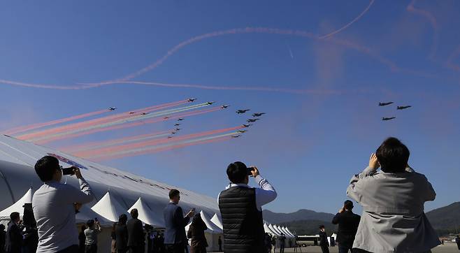 17일 오전 ‘서울 아덱스 2023’이 열린 경기 성남시 서울공항 상공에서 F-15K와 F-4, F-5, TA-50, FA-50 전투기가 비행하고 있다. 윤운식 선임기자