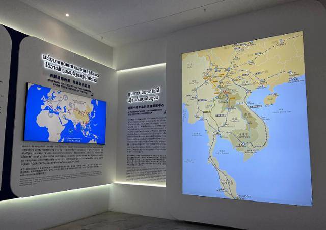 9일 라오스 북부 보텐의 경제특구 홍보사무소에 중국 일대일로와 철도 실크로드를 소개하는 사진이 나타나 있다. 보텐=허경주 특파원