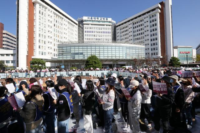 민주노총 공공운수노조 의료연대본부 서울대병원분회 조합원들이 지난 16일 서울 종로구 서울대병원 시계탑 앞에서 열린 파업 6일차 출정식에서 '의료공공성 강화와 필수인력 충원'을 촉구하는 구호를 외치고 있다. 뉴시스