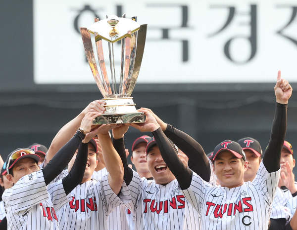 <yonhap photo-2567="">15일 서울 송파구 잠실야구장에서 열린 프로야구 두산과 LG의 경기를 마친 뒤 열린 LG트윈스 정규시즌 우승 트로피 전달식에서 염경엽 감독(왼쪽부터), 임찬규, 김현수, 오지환이 트로피를 들어올리고 있다. 사진=연합뉴스</yonhap>