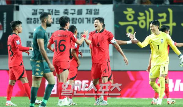 김민재가 13일 오후 서울 마포구 서울월드컵경기장에서 열린 대한민국 축구대표팀과 튀니지 대표팀과의 평가전에서 4대 0 대승을 거두고 동료들과 기뻐하고 있다. 상암=김민규 기자 mgkim1@edaily.co.kr /2023.10.13/