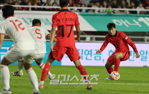 위르겐 클린스만 감독이 이끄는 대한민국 축구대표팀이 17일 오후 수원월드컵경기장에서 베트남 대표팀과 평가전을 펼쳤다. 이강인이 슈팅을 노리고있다. 수원=정시종 기자 capa@edaily.co.kr /2023.10.17.