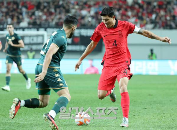 김민재가 13일 오후 서울 마포구 서울월드컵경기장에서 열린 대한민국 축구대표팀과 튀니지 대표팀과의 평가전에서 상대 진영까지 직접 드리블을 하고 있다. 상암=김민규 기자 mgkim1@edaily.co.kr /2023.10.13/