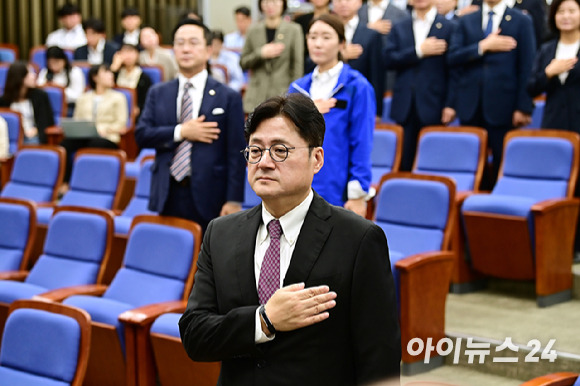 홍익표 더불어민주당 원내대표가 지난 4일 국회에서 열린 의원총회에서 국민의례를 하고 있다. [사진=곽영래 기자]