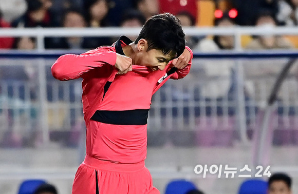 클린스만 감독이 이끄는 한국 축구대표팀은 17일 수원월드컵경기장에서 열린 베트남과 평가전에서 6-0 대승을 거뒀다.전반 한국 손흥민이 찬스를 놓친 뒤 아쉬워하고 있다. [사진=곽영래 기자]