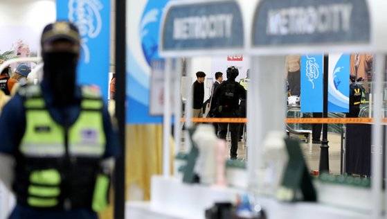 서현역 일대에서 묻지마 흉기 난동 사건이 발생한 지난 3일 오후 경기 성남시 분당 서현역 AK백화점에서 경찰이 사건 현장을 통제하고 있다.  이날 오후 6시쯤 최모(22)씨는 자신의 승용차를 이용해 인도로 돌진 후 차량에서 내려 흉기를 휘둘렀다. 뉴스1