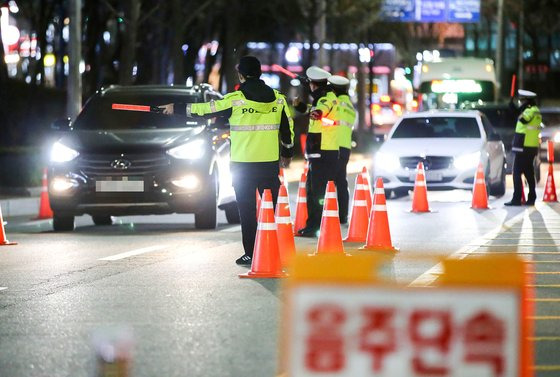 음주단속하는 경찰들. 중앙포토