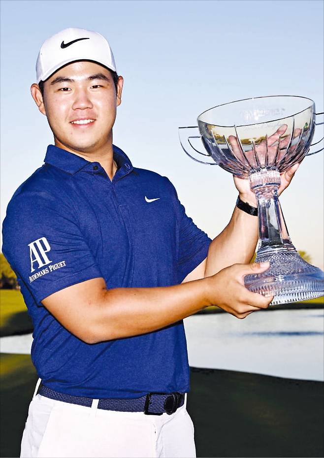 김주형이 16일(한국시간) 미국 네바다주 라스베이거스의 TPC서머린에서 열린 미국프로골프(PGA)투어 슈라이너스 칠드런스오픈에서 투어 통산 3승에 성공한 뒤 트로피를 들어 올리며 환하게 웃고 있다.  AFP연합뉴스