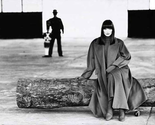 사진작가 막스 바두쿨이 1993년 카를라 브루니를 모델로 촬영한 막스마라 캠페인(사진③) 
사진 출처 ; maxmara