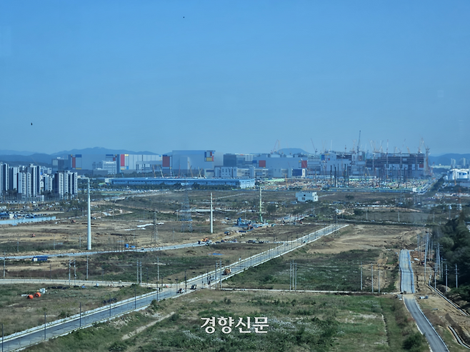 평택시 고덕면 해창리의 한 지식산업센터에서 본 삼성전자 평택캠퍼스 모습. 이곳에 있는 지산 대부분은 삼성전자 공장에서 배후수요가 파생될 것이라는 기대심리로 분양됐다. 심윤지 기자
