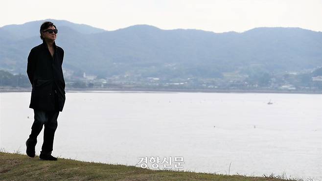 박호성 교수가 지난 13일 강화 굴암돈대를 거닐고 있다.  신간 <인간론>은 산책과 사색의 결과물이다.  강화|김종목 기자