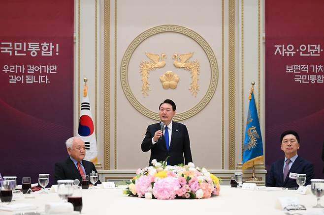 윤석열 대통령이 17일 오후 청와대 영빈관에서 열린 국민통합위원회 만찬에서 발언하고 있다.  대통령실 제공