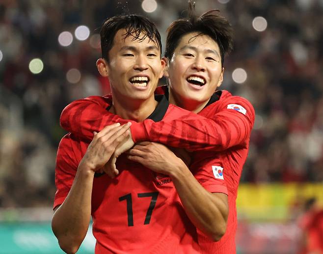 안고 축구대표팀 공격수 정우영(왼쪽)이 17일 수원월드컵경기장에서 열린 베트남전에서 팀의 6번째 골을 넣은 뒤 이강인과 기뻐하고 있다. 연합뉴스