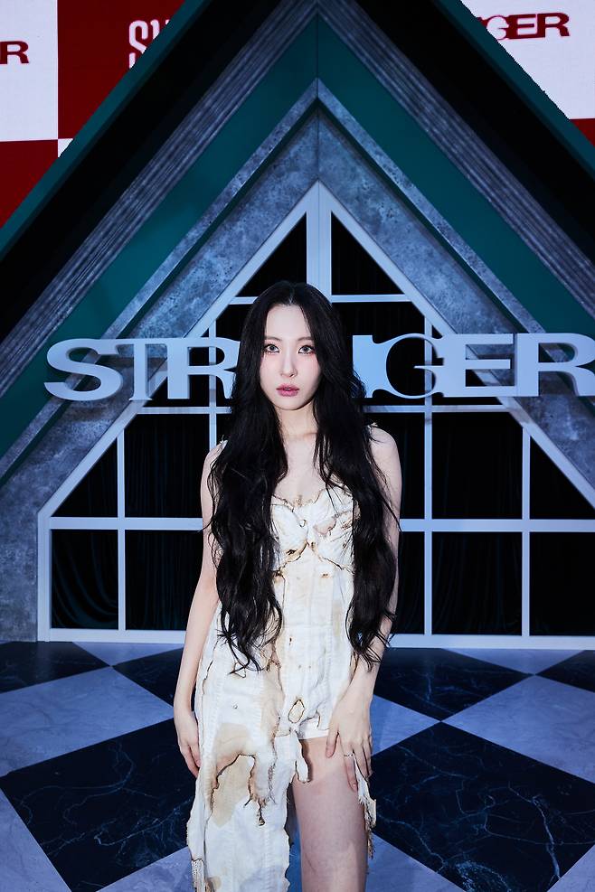 Sunmi poses for picture at a conference for her new single, "Stranger," in Seoul, Tuesday. (Abyss Company)