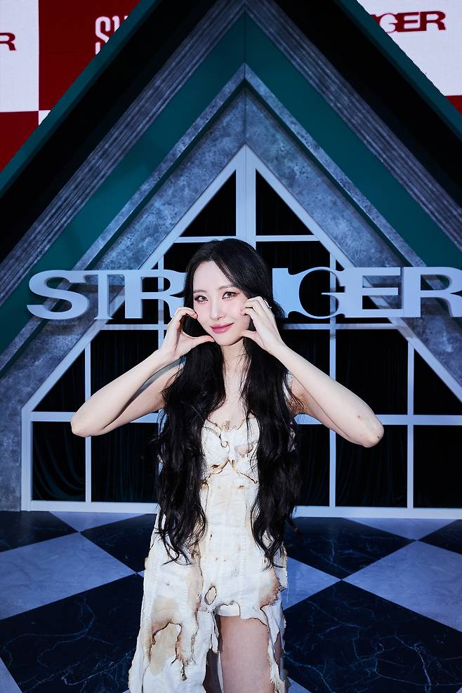 Sunmi poses for picture at a conference for her new single, "Stranger," in Seoul, Tuesday. (Abyss Company)