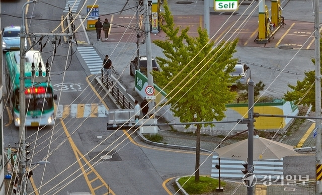 16일 오후 수원특례시 권선구 한 초등학교 주변에 전선이 어지럽게 설치돼 있어 학생들이 합선 및 감전 사고 위험에 노출돼 있다. 윤원규기자