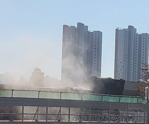 시흥 월곶포구항 공사현장에서 발생한 시멘트 분진이 화재를 방불케 하고 있다. 독자 제공