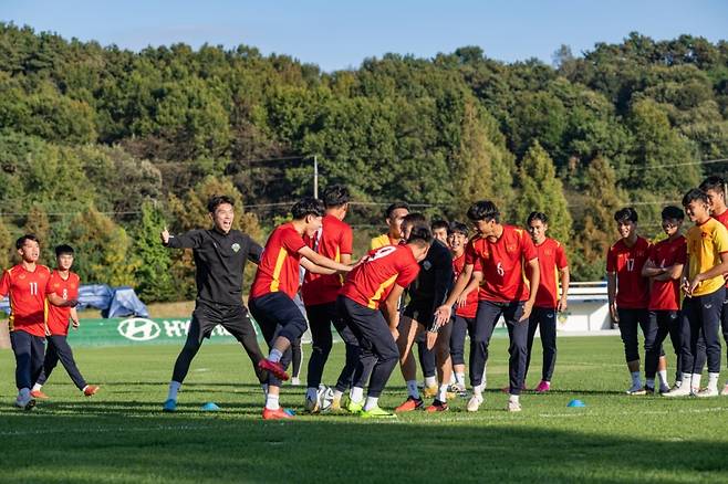 전북현대 선수단과 베트남 U-18 축구대표팀 선수단이 함께 훈련을 진행하고 있다. /사진제공=현대자동차