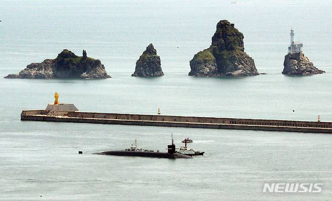 [부산=뉴시스] 하경민 기자 = 미국 오하이오급 핵추진 탄도유도탄 잠수함 '켄터키함'(SSBN-737)이 7월21일 부산 남구 해군작전사령부 부산작전기지에서 출항하고 있다. 켄터키함에는 전술핵탄두를 장착할 수 있는 잠수함발사탄도미사일(SLBM) '트라이던트-Ⅱ'를 최대 24기 탑재할 수 있다. 2023.10.17. yulnetphoto@newsis.com