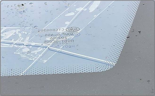 [대전=뉴시스] 수도권 광역철도 서해선에 납품된 전동차량의 전면 유리창에 생긴 균열.(사진=유경준 의원실 제공) *재판매 및 DB 금지