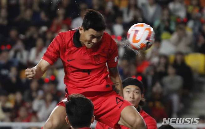 [수원=뉴시스] 정병혁 기자 = 17일 오후 경기 수원월드컵경기장에서 열린 하나은행 초청 축구 국가대표 평가전 대한민국과 베트남의 경기, 김민재가 헤더슛을 하고 있다. 2023.10.17. jhope@newsis.com