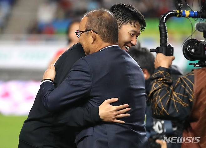 [수원=뉴시스] 정병혁 기자 = 17일 오후 경기 수원월드컵경기장에서 열린 하나은행 초청 축구 국가대표 평가전 대한민국과 베트남의 경기에 앞서 박항서 전 베트남 축구대표팀 감독이 손흥민과 포옹하고 있다. 2023.10.17. jhope@newsis.com