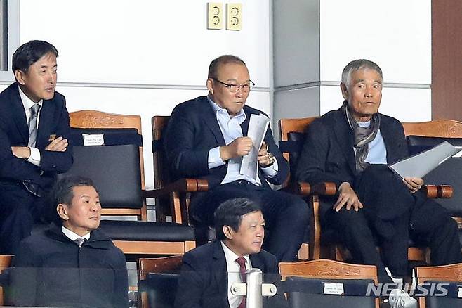 [수원=뉴시스] 조성우 기자 = 17일 오후 경기 수원월드컵경기장에서 열린 하나은행 초청 축구 국가대표 평가전 대한민국과 베트남의 경기, 박항서 전 베트남 축구대표팀 감독이 선발 명단을 들고 경기를 지켜보고 있다.  2023.10.17. xconfind@newsis.com