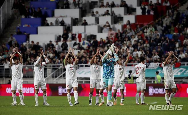 [수원=뉴시스] 정병혁 기자 = 17일 오후 경기 수원월드컵경기장에서 열린 하나은행 초청 축구 국가대표 평가전 대한민국과 베트남의 경기에서 6대0으로 패한 베트남 선수들이 관중들에게 인사하고 있다. 2023.10.17. jhope@newsis.com