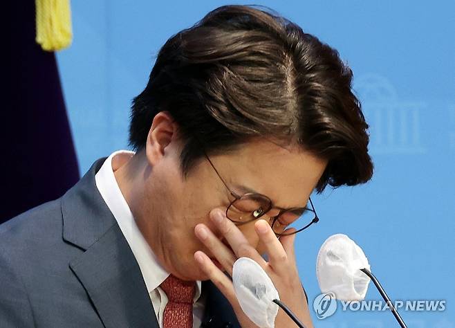 (서울=연합뉴스) 한상균 기자 = 국민의힘 이준석 전 대표가 16일 국회에서 현안 관련 기자회견 중 해병대 채모 상병, 서이초 사건 등을 이야기 하다 눈물을 흘리고 있다. 2023.10.16 xyz@yna.co.kr 연합뉴스