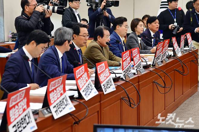 17일 서울 여의도 국회에서 열린 과학기술정보방송통신위원회의 한국방송공사·한국교육방송공사에 대한 국정감사에서 더불어민주당 의원들이 자리에 '공영방송 낙하산사장 결사반대!, 방송장악 규탄한다!' 피켓을 자리에 붙이고 있다. 윤창원 기자