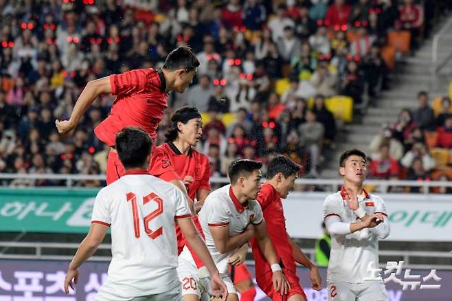 17일 수원월드컵경기장에서 열린 축구 국가대표 평가전 대한민국과 베트남의 경기, 전반전 김민재가 팀의 첫 번째 골을 성공시키고 있다. 박종민 기자