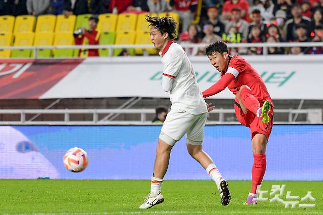 17일 수원월드컵경기장에서 열린 축구 국가대표 평가전 대한민국과 베트남의 경기, 손흥민이 패스하고 있다. 박종민 기자