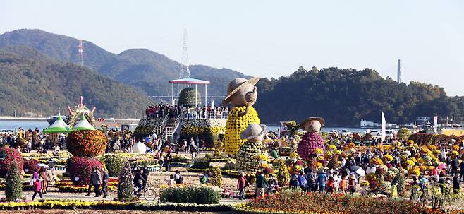 마산국화축제. 창원시 제공