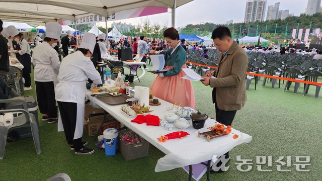 14일 열린 ‘제2회 K-FOOD 천안들깨페스티벌’ 전국들깨요리경연대회에서 심사위원들이 요리를 평가하고 있다.