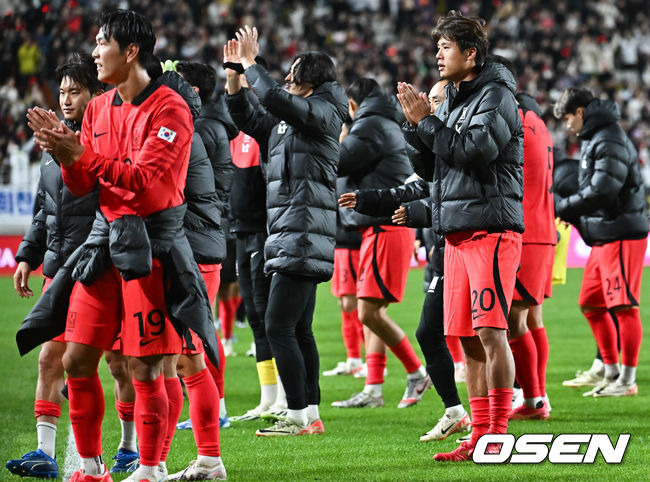 [OSEN=수원, 박준형 기자]경기종료 후 축구대표팀이 팬들에게 인사를 하고 있다. 2023.10.17 / soul1014@osen.co.kr