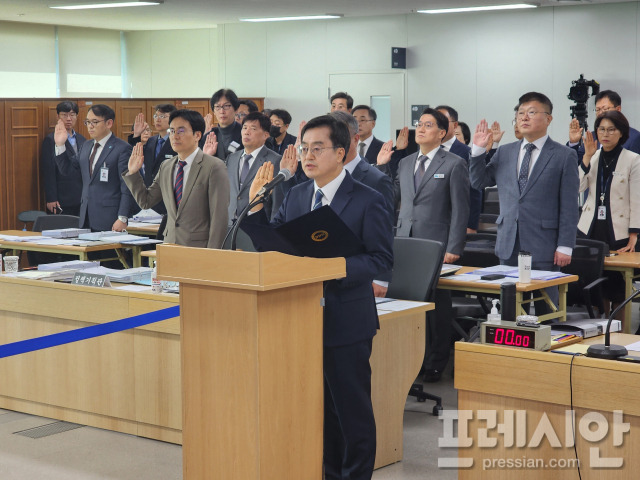 ▲17일 경기도청에서 열린 국회 행정안전위원회의 경기도 국정감사에서 김동연 경기도지사가 선서를 하고 있다. ⓒ프레시안(전승표)