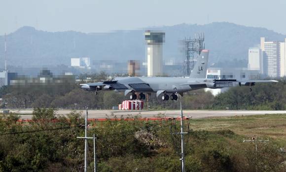 미군 전략폭격기 B-52 청주공항 착륙 - 17일 오전 미군 전략폭격기 B-52 ‘스트래토포트리스’가 청주공항에 착륙하고 있다. 2023.10.17  청주 연합뉴스