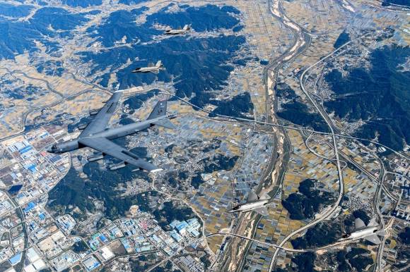 한반도 상공 가르는 B-52H 전략폭격기와 F-35A 전투기 - 17일 미국 공군의 B-52H 전략폭격기와 한국 공군의 F-35A 전투기들이 한반도 상공에서 한미 연합공중훈련을 실시하고 있다. 2023.10.17  공군 제공
