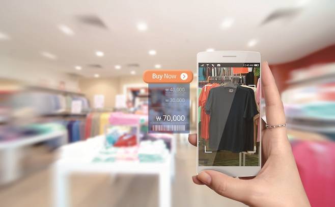 모바일쇼핑이 자리 잡았지만, 아직도 중장년층은 오프라인 쇼핑을 선호한다.[사진=게티이미지뱅크]