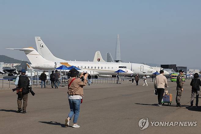 서울 ADEX 2023 (성남=연합뉴스) 임화영 기자 = 16일 오후 경기도 성남 서울공항에서 열린 국내 최대 항공우주·방위산업 전시회 '서울 ADEX 2023' 프레스데이에서 전투기 및 항공기가 전시돼있다. 2023.10.16 hwayoung7@yna.co.kr