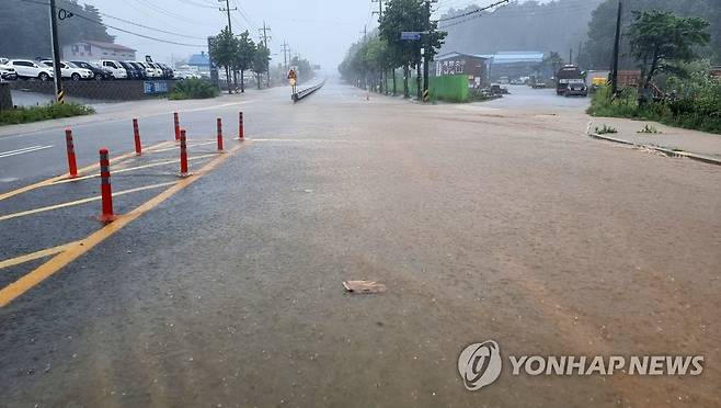 폭우에 흐려진 차선 [연합뉴스 자료사진]