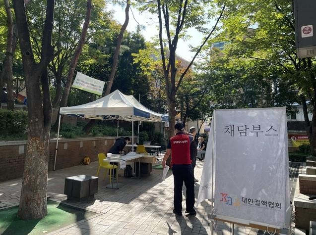 용산구 '찾아가는 결핵 검진' (서울=연합뉴스) 서울 용산구는 지난 11일 서울쪽방상담소에서 '찾아가는 결핵 검진'을 시행했다고 17일 밝혔다. 2023.10.17 [용산구청 제공. 재판매 및 DB 금지]