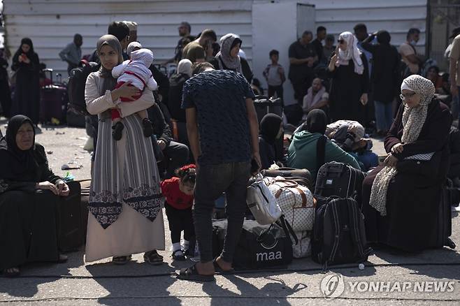 라파 검문소 앞 팔레스타인 주민들 [AP 연합뉴스 자료사진]