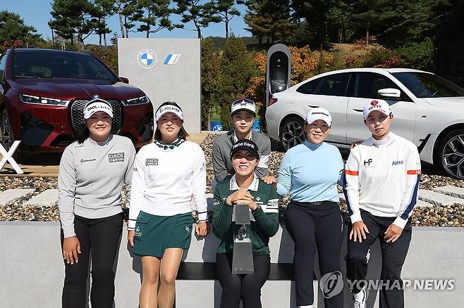 LPGA 투어 BMW 레이디스 챔피언십 포토콜 (파주=연합뉴스) 임병식 기자 = 17일 경기도 파주시 광탄면 서원밸리 CC에서 열린 미국여자프로골프(LPGA) 투어 BMW 레이디스 챔피언십 기자회견 포토콜에서 참가선수들이 기념촬영하고 있다.
    왼쪽부터 유해란, 고진영, 윤다빈, 신지애, 김효주, 리디아 고(앞줄 가운데). 2023.10.17 andphotodo@yna.co.kr