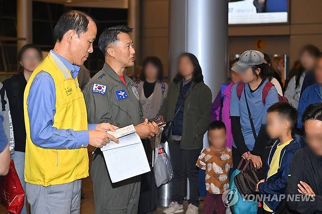 지난 13일 외교부 신속대응팀과 안효삼 대령이 텔아비브 공항에 도착해 탑승 대상 현황을 확인하는 모습. [연합뉴스 자료사진]