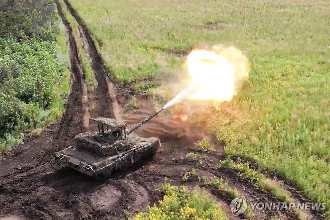 철창 지붕 형태 추가 장갑을 설치한 채 우크라이나에서 전투 중인 러시아군 T-80 전차 [타스 연합뉴스자료사진. 재판매 및 DB 금지]