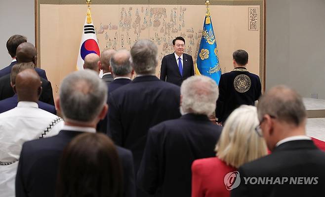 주한 외국대사 신임장 받는 윤석열 대통령 (서울=연합뉴스) 진성철 기자 = 윤석열 대통령이 17일 서울 용산 대통령실 청사에서 열린 주한 대사 신임장 제정식에서 누르갈리 아리스타노프 주한 카자흐스탄 대사로부터 신임장을 받고 있다. 2023.10.17  [대통령실통신사진기자단] zjin@yna.co.kr